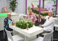 Bezoekers van KP Holland; Suzanne Killgore en David Kirwan beide van Foremost CO samen met Anja Tanis van African Finest Cuttings de stekleverancier van KP Holland.